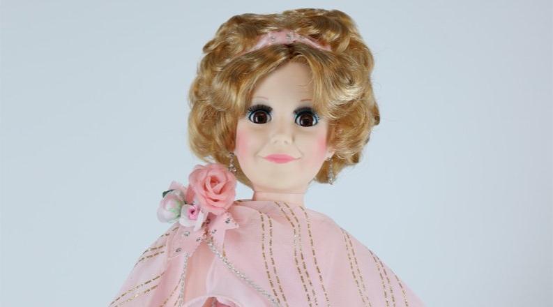 一张穿着粉色裙子的洋娃娃的照片. 