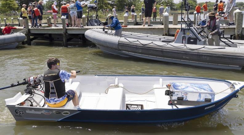 J.T. 在PEP比赛期间，Webner驾驶着“梭鱼”号进入伊丽莎白河.
