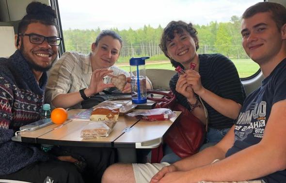 四名ODU学生坐在火车上.