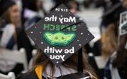 周六，在bet8体育娱乐入口的本科生毕业典礼上，一名2024年春季毕业生展示了一顶装饰好的帽子, 2024年5月4日.
