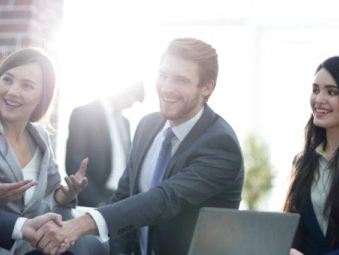 生意上成功的伙伴关系表现为握手
