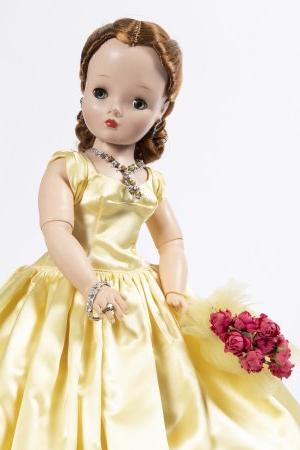 一张穿黄色裙子的洋娃娃的照片. 